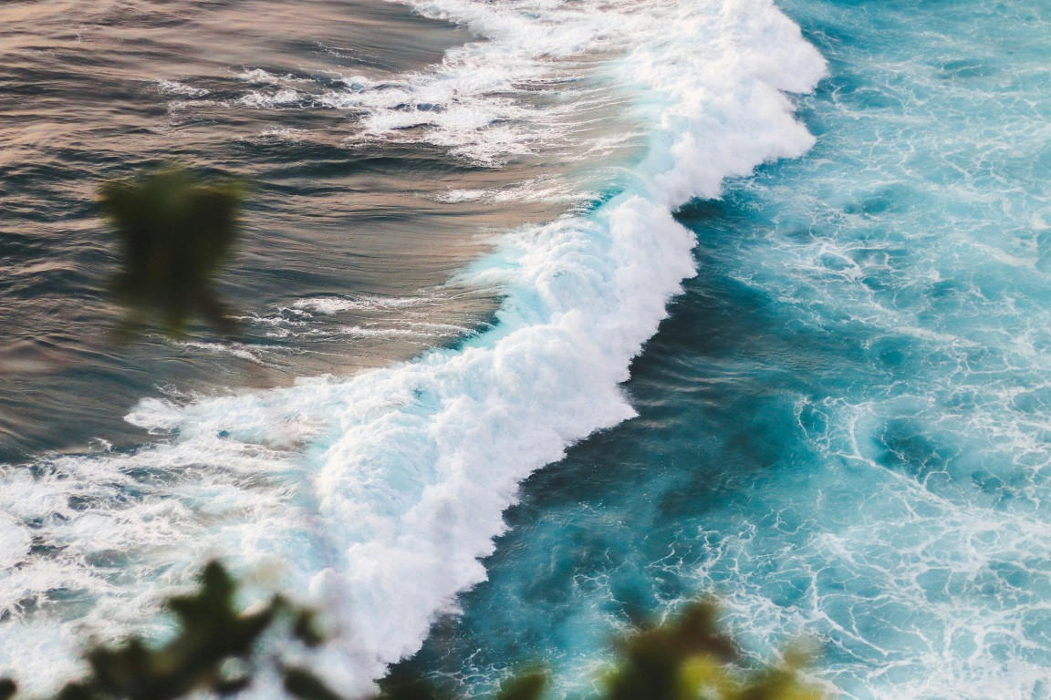 ocean waves crashing on rocks during daytime